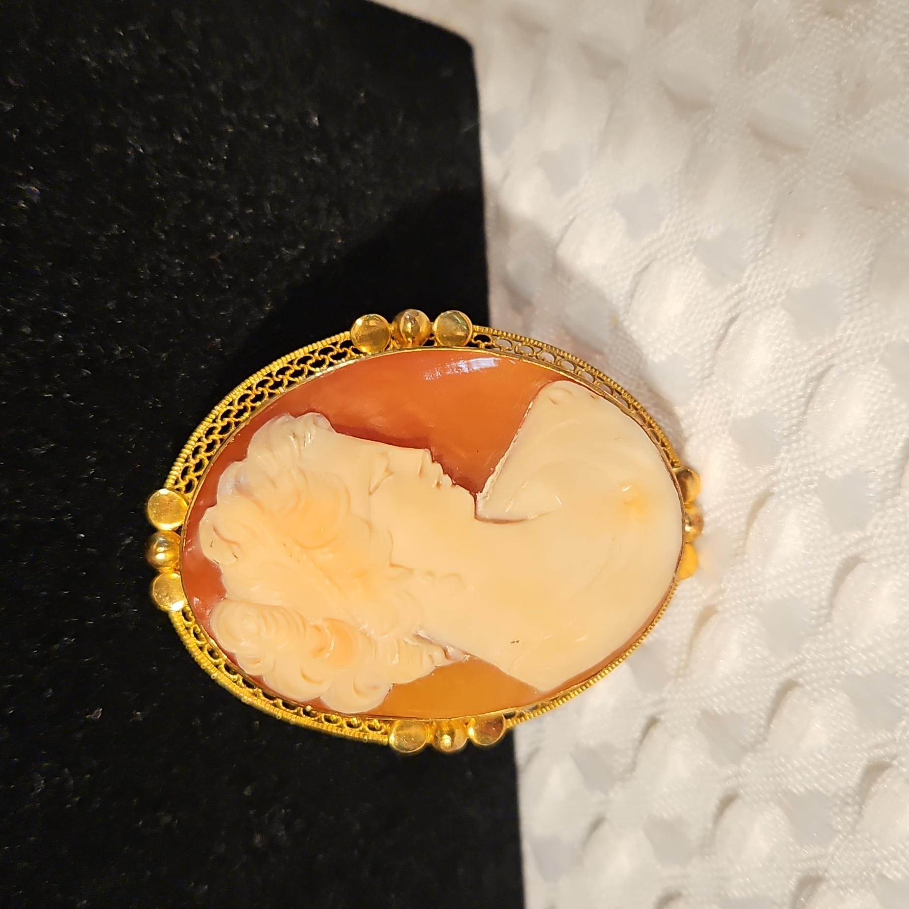 Elegant Vintage Cameo Brooch 122$